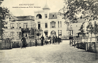 12743 Gezicht over de brug over de Luntersche Beek op de voorgevels van de villa's aan de Luntersche Beek 1-3 te ...